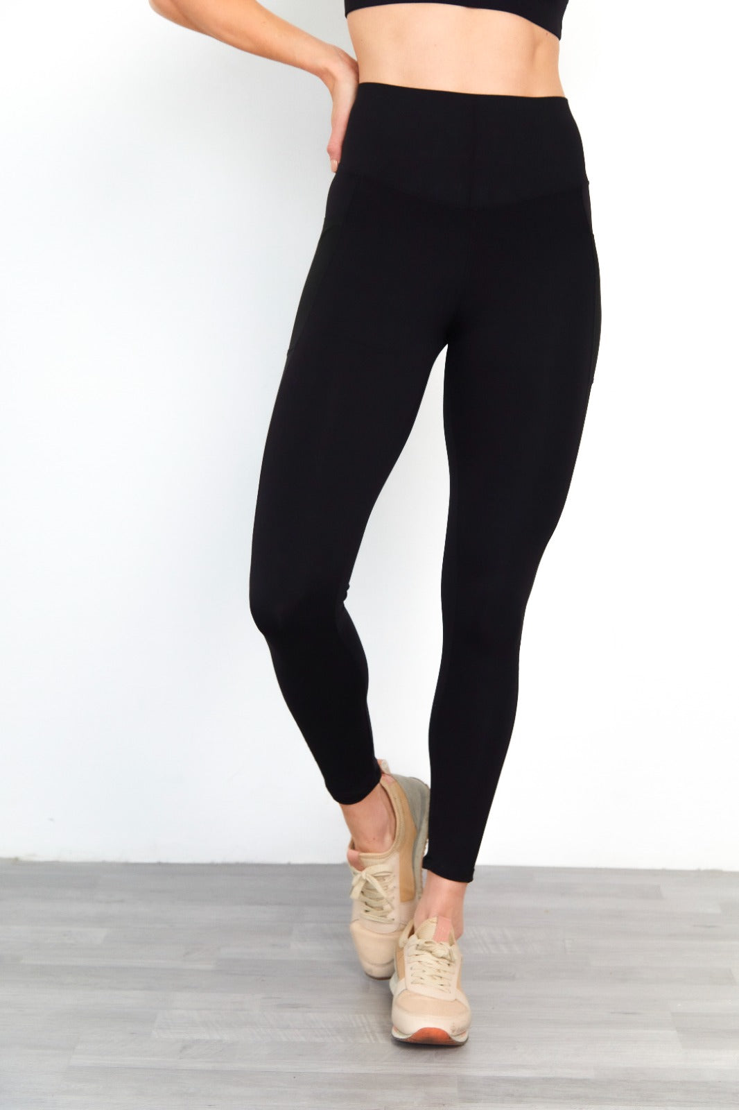 Leggings de entrenamiento para mujer con paneles de malla y bolsillos funcionales