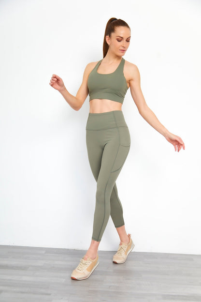 Conjunto deportivo de mujer con detalles de malla – Diseño funcional y moderno