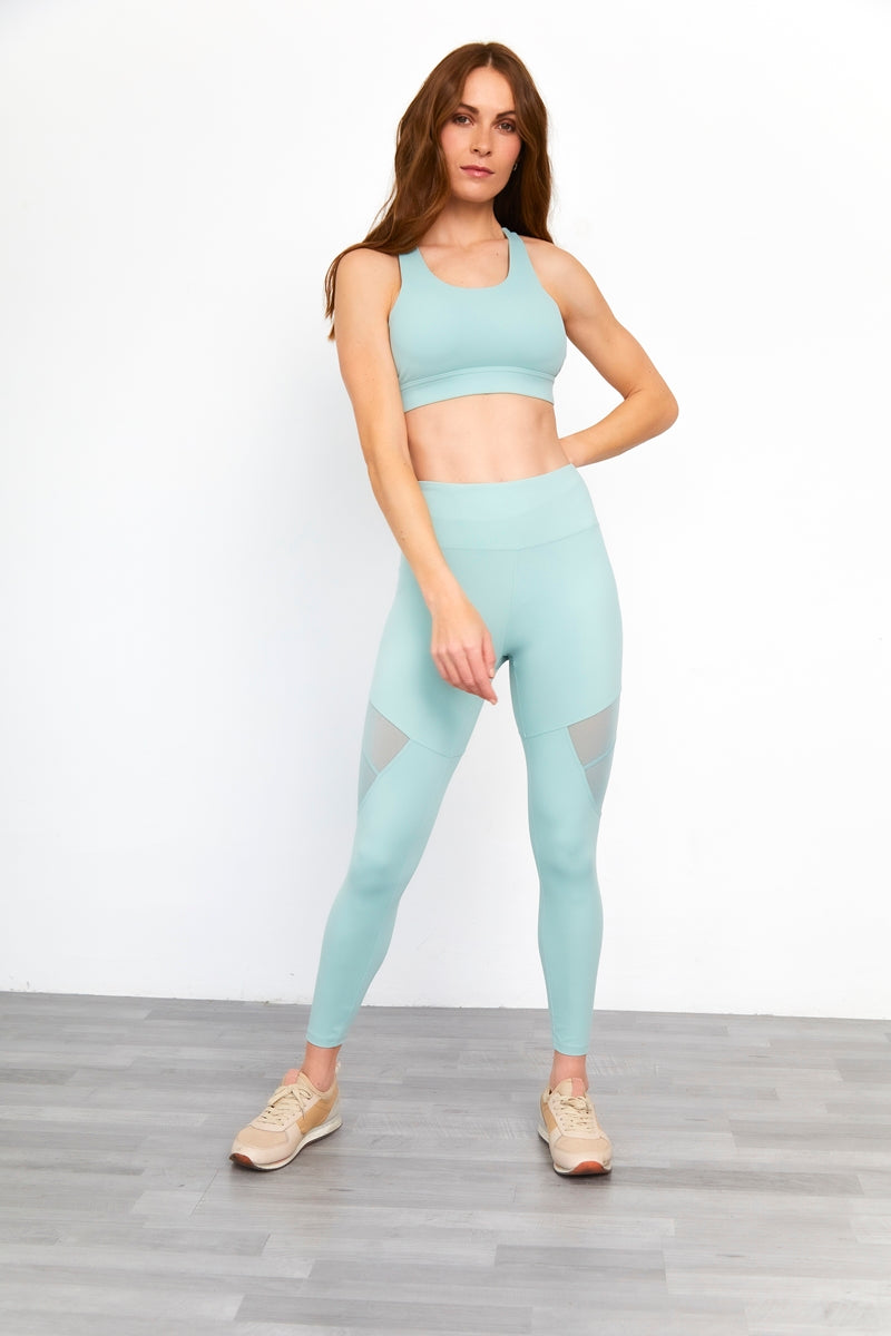 Conjunto deportivo de mujer con detalles de malla – Diseño funcional y moderno