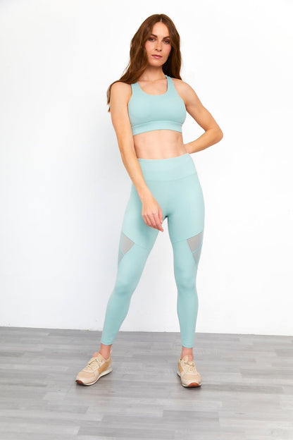 Conjunto deportivo de mujer con detalles de malla – Diseño funcional y moderno